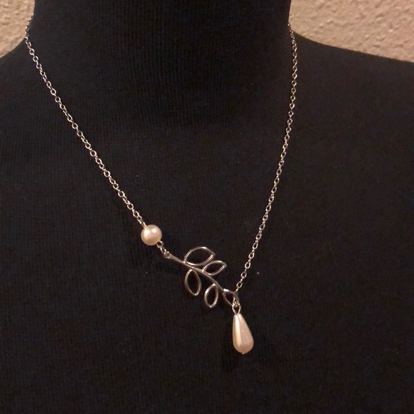 silver chain necklace with pearls - Picture 3 of 3